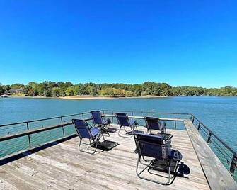 Deep water cove Lake Lanier cottage w/ hot tub, pvt dock, pool table, fire pit - Dawsonville - Balkon