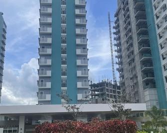 Mesavirre Bacolod | Elegantly Furnished 1bdm W/Balcony @ Lopez Lux. - Thành phố Bacolod - Toà nhà