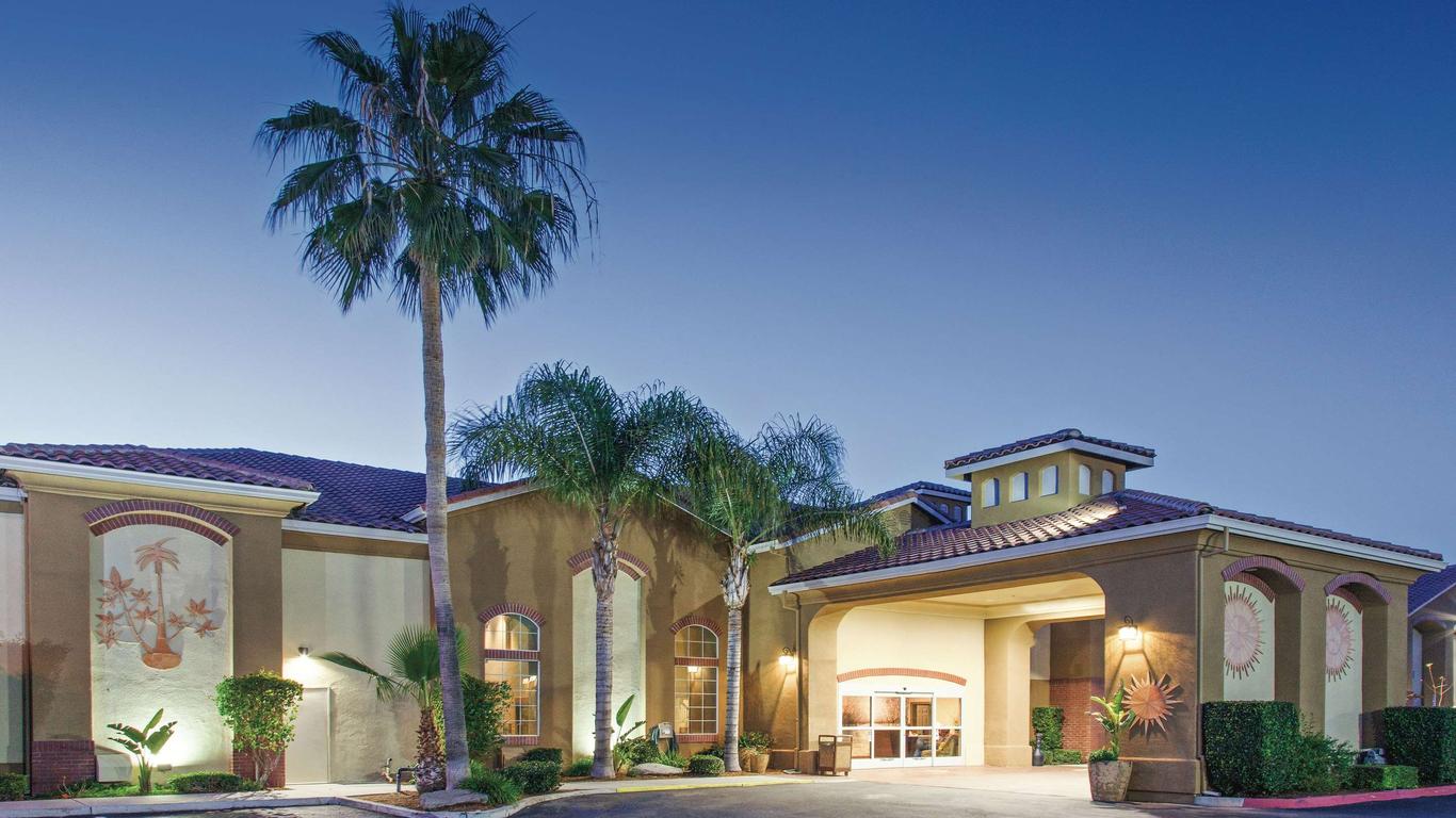 لا كينتا إن آند سويتس باي ويندام لوس بانوس