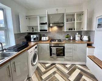 Coastal Retreat Town Centre Entire Property, Very Close To Sea & Restaurants, 2 King Size Beds - Porthcawl - Kitchen