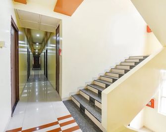 OYO 10677 Hotel Monarch Guestline - Pimpri - Chinchwad - Escaleras