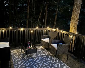 Pet-Friendly Cabin in the Woods, for Pennsylvania Glamping Getaways to Nature - Dushore - Patio