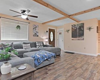 3 Bed Family Getaway- No Pet Fees - Lancaster