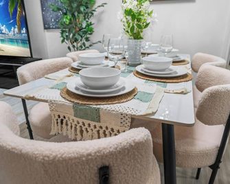 Entire Private 4-Br House, W Hot Tub, King Bed, 80 Tv, Gated Yard, Ranch Style, Available Now - El Cajon - Dining room