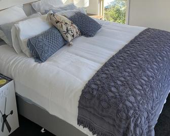 Across the road from the beach and 3 minutes walk to vibrant Peregian Village - Noosa Heads - Bedroom
