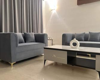 Stunning Modern Spacious Two Bedroom Apartment with Breathtaking Golf View\n\n - Noida - Living room