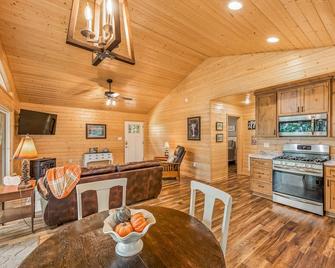 Buds Place. Brand New Cabin On The Brow. Romantic Getaway. Hot Tub - Fort Payne - Essbereich