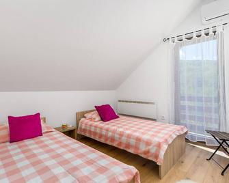 Beautiful Home In Slunj - Slunj - Bedroom