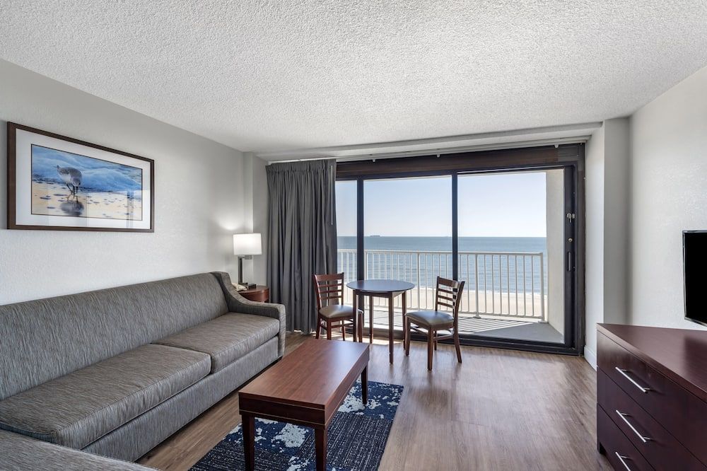Living room view of Coastal Hotel & Suites Virginia Beach - Oceanfront