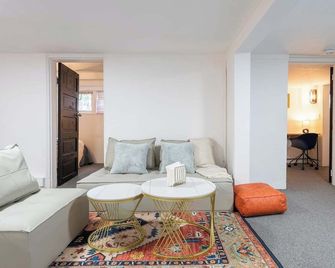 Cozy APT close to UW and Water - Seattle - Living room