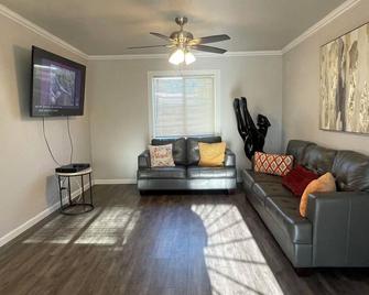 Welcoming 3-bedroom house with WiFi in Oakland near OAK airport and Arena. - Oakland