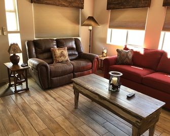 Near Sedona, but a world away, with wide open spaces and dark starry skies - Rimrock - Living room