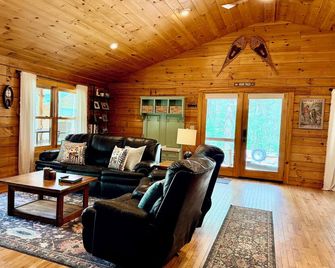 Peaceful Creekside Retreat At The Foot Of Mt. Mitchell! - Burnsville - Living room