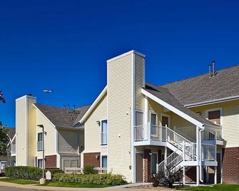 Comfort and Convenience! Free Parking, Onsite Pool, Pets Allowed - Westlake - Budova