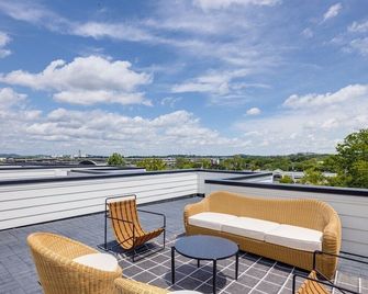 Classic Country - Mins to Broadway - Rooftop Deck - Nashville - Balcón