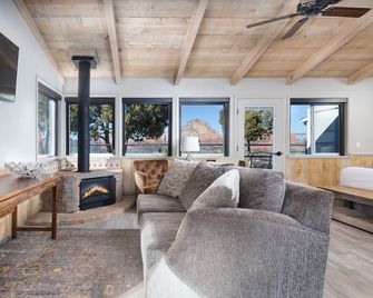 Sky Ranch Lodge - Sedona - Living room