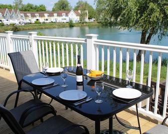 Nyhavn Lakeside Cottage set on Isis Lake in the Cotswold Lakes - Pet Friendly - Cirencester - Balcony