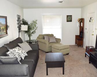 Perfect Cottage For A Disneyland, Newport Beach, Or Chapman University Escape - Orange - Living room