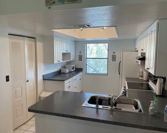 Beautiful Condo in prime Florida location within premier gated community. - Oldsmar - Kitchen