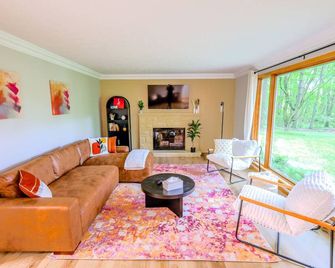 5 Acres - 3 King Beds - Fairlawn Campfire Nights! - Akron - Living room