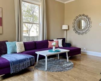 Color Pop Casas - Townhomes near Ford Center - Evansville - Living room