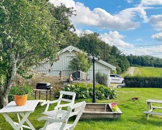 5 Person Holiday Home In Ljungskile - Ljungskile - Patio