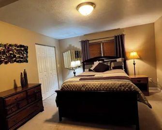 Comfortable 3 bed/3 bath/garage overlooking Pierre - Pierre - Bedroom