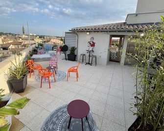 Hostel Flamingo Nîmes Centre Gare - Nimes - Balcony