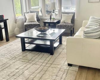 Lake Loft Villa at Sandy Beach Regional Park and golf course. - Lloydminster - Living room