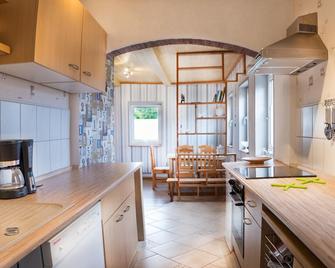 Vacation apartment with roof terrace and idyllic view of the village lake - Crivitz - Küche