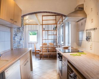 Vacation apartment with roof terrace and idyllic view of the village lake - Crivitz - Küche