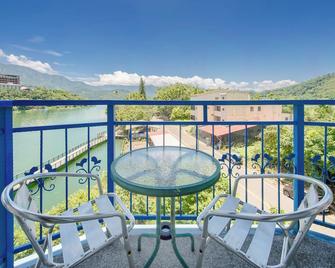 Bishui Shanju Lakeside B&B - Yuchi Township - Ban công