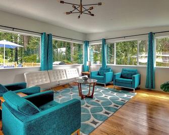 Mid-Century Modern House w/Tiki Room & Hot Tub - Bonney Lake - Living room