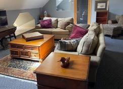 Private 2 bdr suite in historic Afton perfect for hiking, boating, skiing & more - Afton - Living room