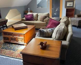 Private 2 bdr suite in historic Afton perfect for hiking, boating, skiing & more - Afton - Wohnzimmer