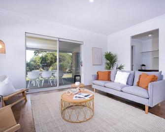 Fairway Retreat - Relax in style! 5 minutes to the sandy coves of Geographe Bay - Dunsborough - Salon