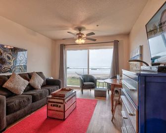 Beautiful Ground Floor Beachfront Condo - Sleeps 4 - Pool and Sauna - Lincoln City - Living room