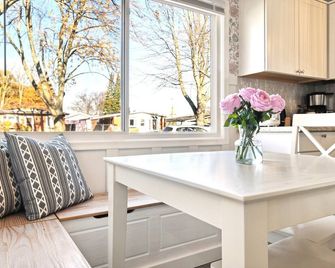 ️ Kissed By Sunshine ️ 3bdr Ranch By Royal Oak & Ferndale - Family Friendly 2tvs - Madison Heights - Dining room