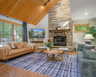 New Listing For Fall - 4br Fp/Deck/Games/Ev - 方鉛礦 - 客廳
