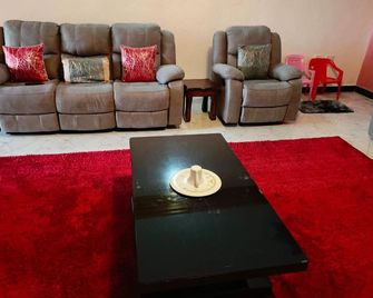 Lux Suites N&R Staycation Migori - Migori - Sala de estar