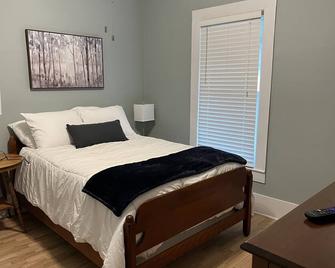 Remodeled cozy cottage in historic Batesville\n\nsleeps 4 - 2 bedrooms 2 bathrooms - Batesville