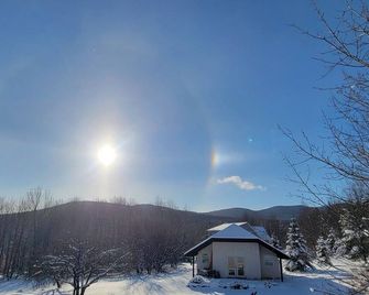 Charming Straw Bale Cottage Near Jay Peak – Cozy, Romantic, and Stylish Escape - Jay