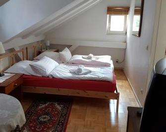 Pension Hubertus - Berlin - Schlafzimmer