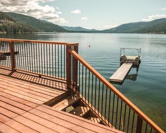 Lakefront Hideaway w/ beautiful views, quiet area, private lake access & dock! - Christina Lake - Balcony