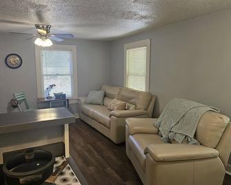 Country Cottage on wooded lot minutes from town. Pet friendly! - Sanford - Wohnzimmer