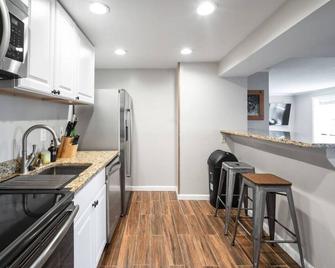 Relaxing Blue Ridge Mountain Getaway w/ Tesla Charger + Porch Area - Haymarket - Kitchen