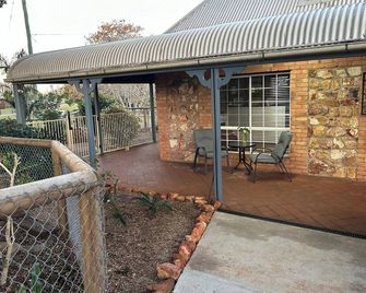Idyllic stone cottage in the heart of Childers. - Childers - Patio