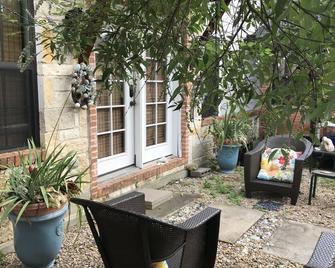 International Homestay - Dallas - Patio