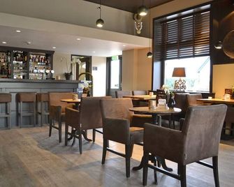 Family Fun and Forest Adventures Just Outside Your Door! Onsite Dining! - Beekbergen - Bar