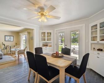 Charming Pet Friendly Coastal Getaway home - Fort Bragg - Comedor